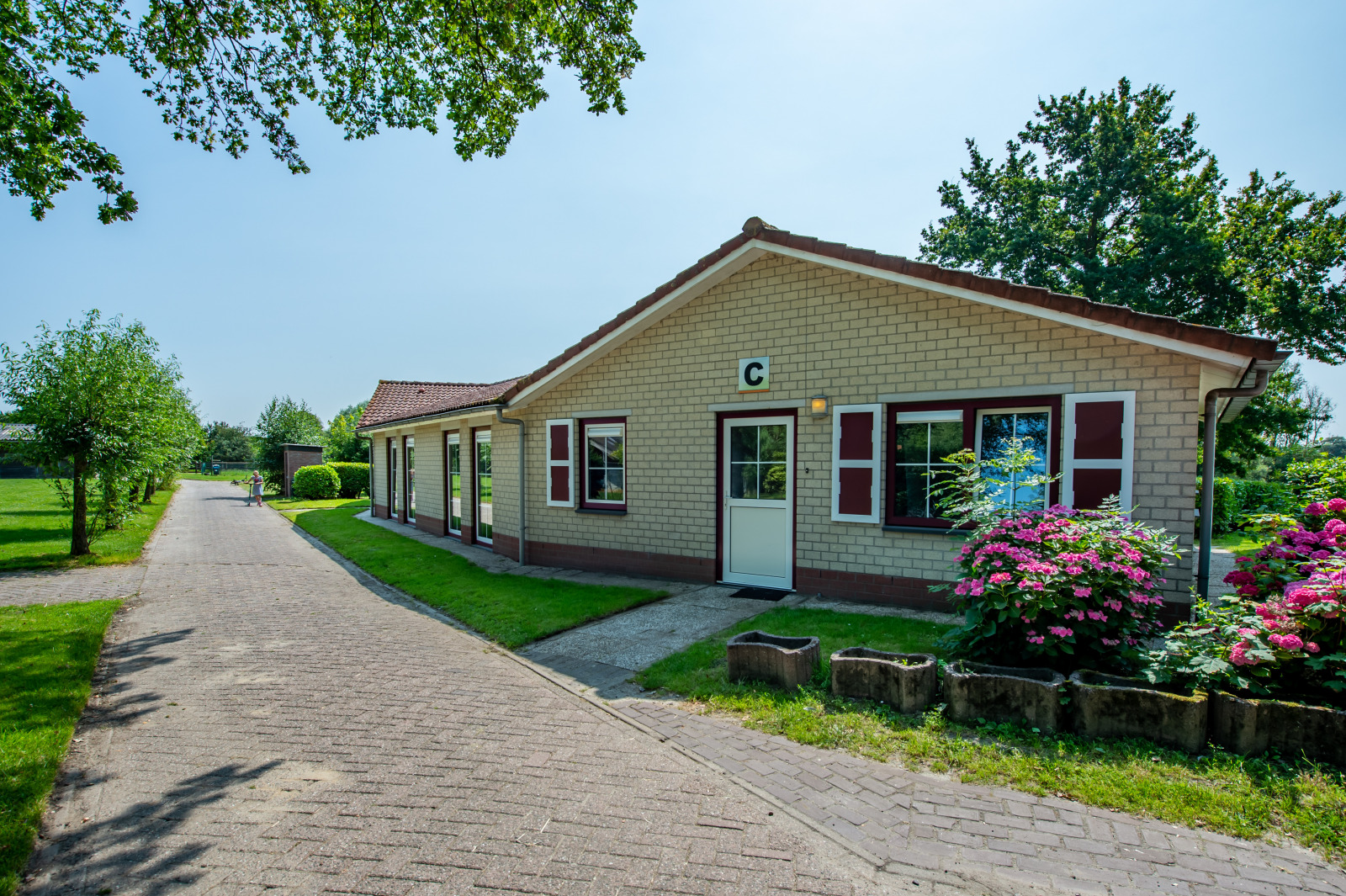 Ruim 20-persoons familiehuis met 10 slaapkamers, 2 keukens en veel privacy in Hengstdijk — groepsaccommodatie voor 20 personen