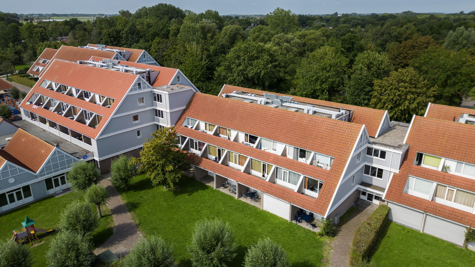 Ruim 10-persoons appartement met 3 badkamers, sauna, bubbelbad en 2 balkons in Bruinisse — vrijgezellenfeest in Zeeland