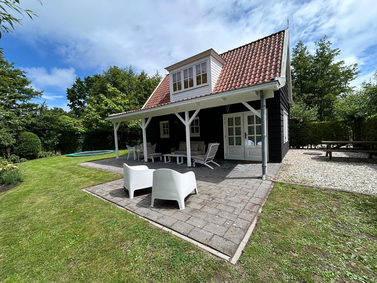Centraal en toch heel rustig gelegen 4p-woning met veel privacy en grote tuin en veranda