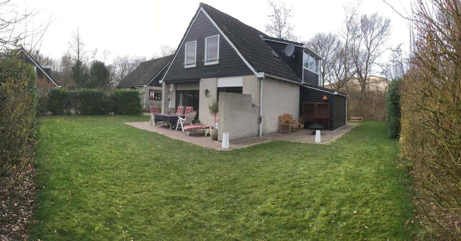 Vrijstaande 5 pers. vakantiewoning met grote tuin in Bu