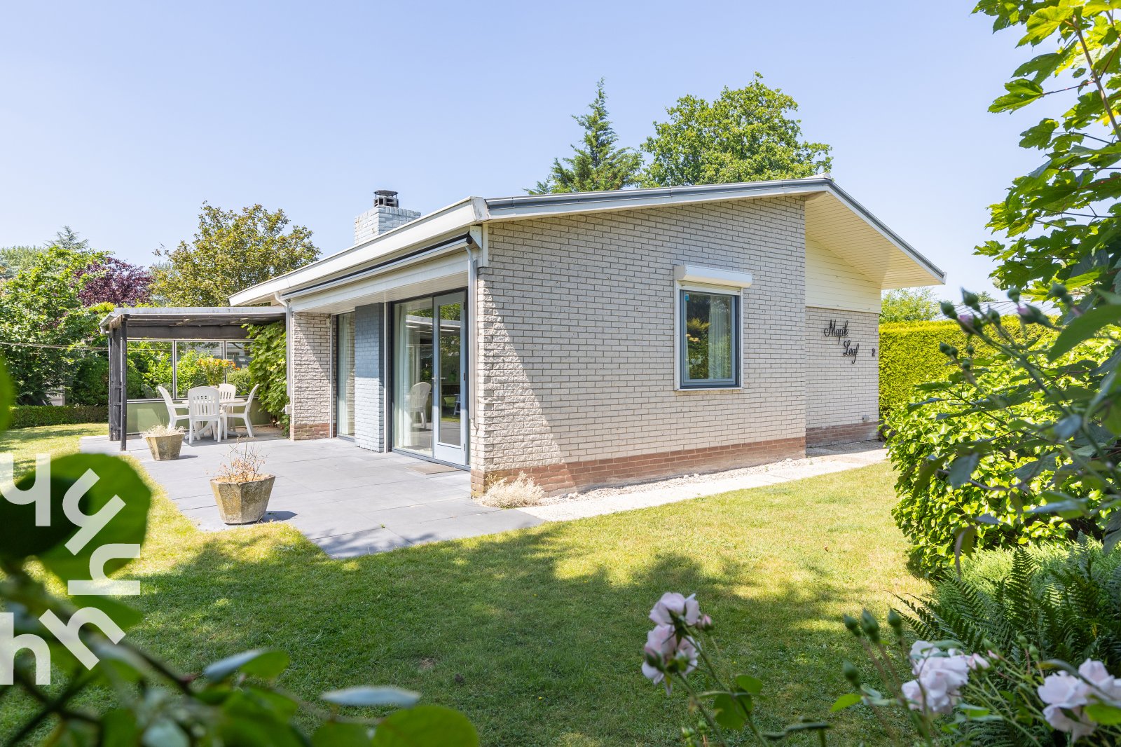 vrijstaande-6-persoons-bungalow-met-een-grote-natuurlijke-tuin