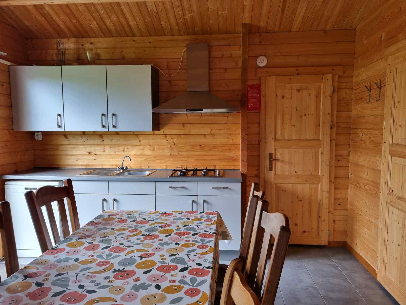 sfeervol-6-persoons-vakantiechalet-op-kindvriendelijke-mini-camping-in-ossenisse