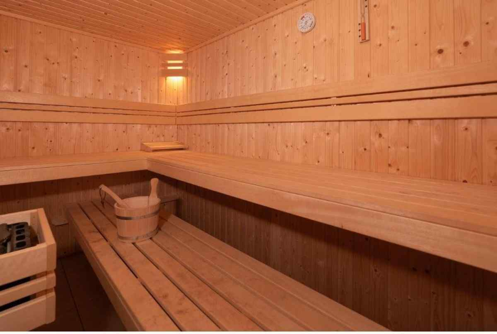prachtige-10-persoons-vakantievilla-in-colijnsplaat-met-sauna-en-whirlpool