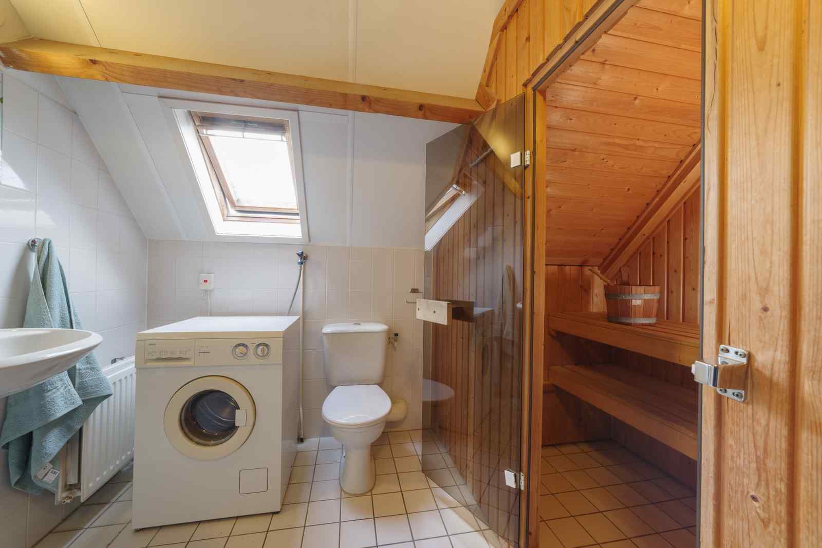 mooi-8-persoons-vakantiehuis-direct-aan-de-zee-met-sauna