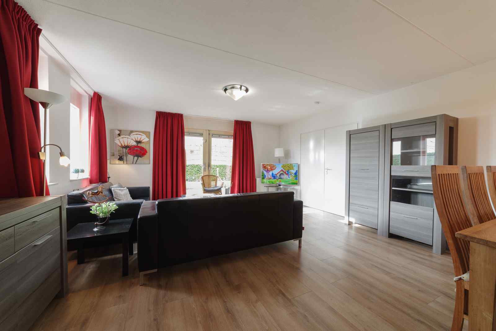 mooi-8-persoons-vakantiehuis-direct-aan-de-zee-met-sauna