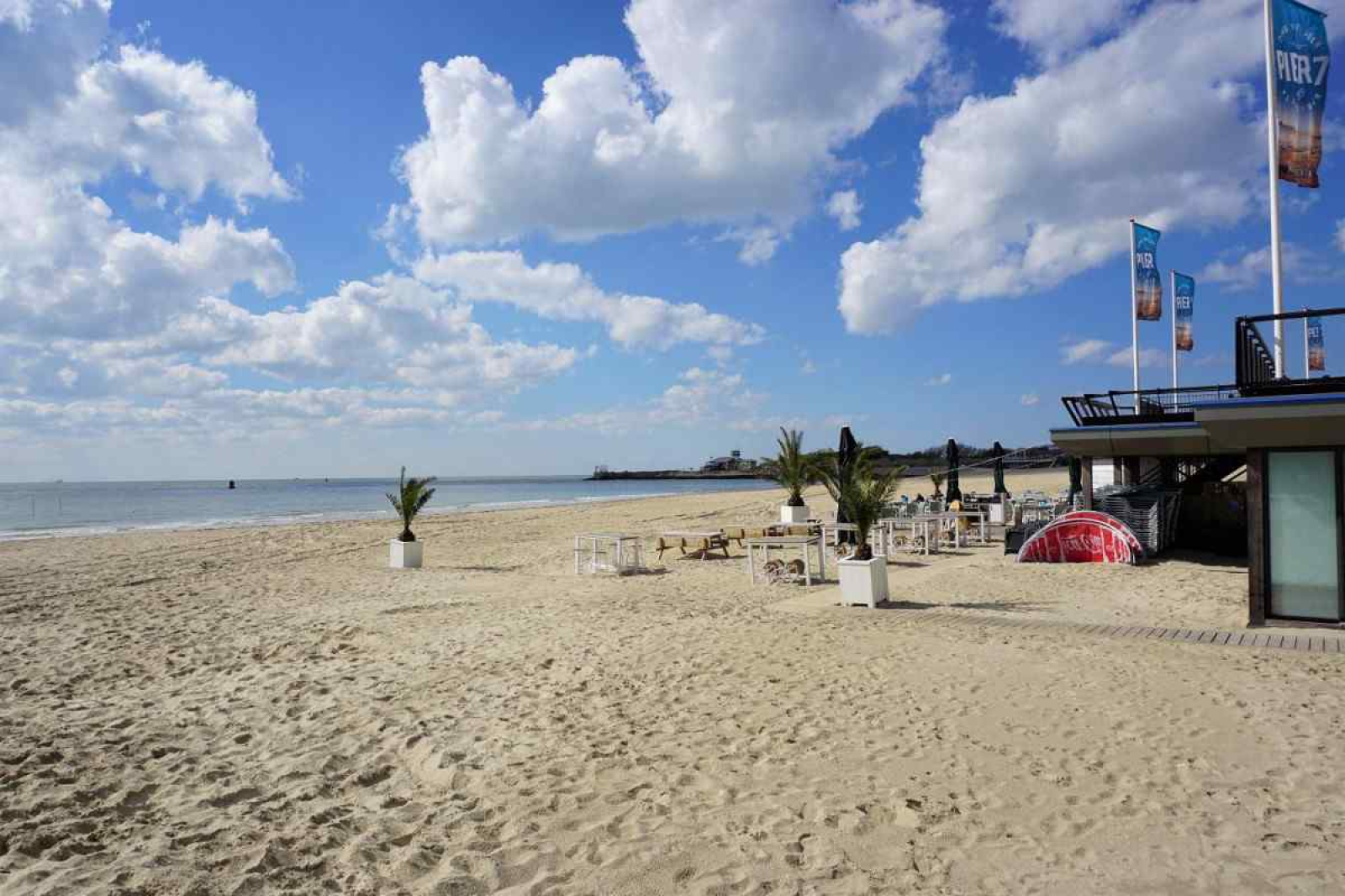 slapen-op-het-strand-in-een-mooie-4-persoons-beachroom-in-vlissingen-met-eigen-terras