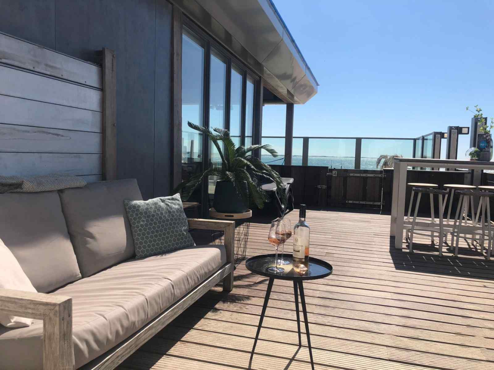 slapen-op-het-strand-in-een-mooi-5-persoons-beachhouse-in-vlissingen-met-eigen-terras