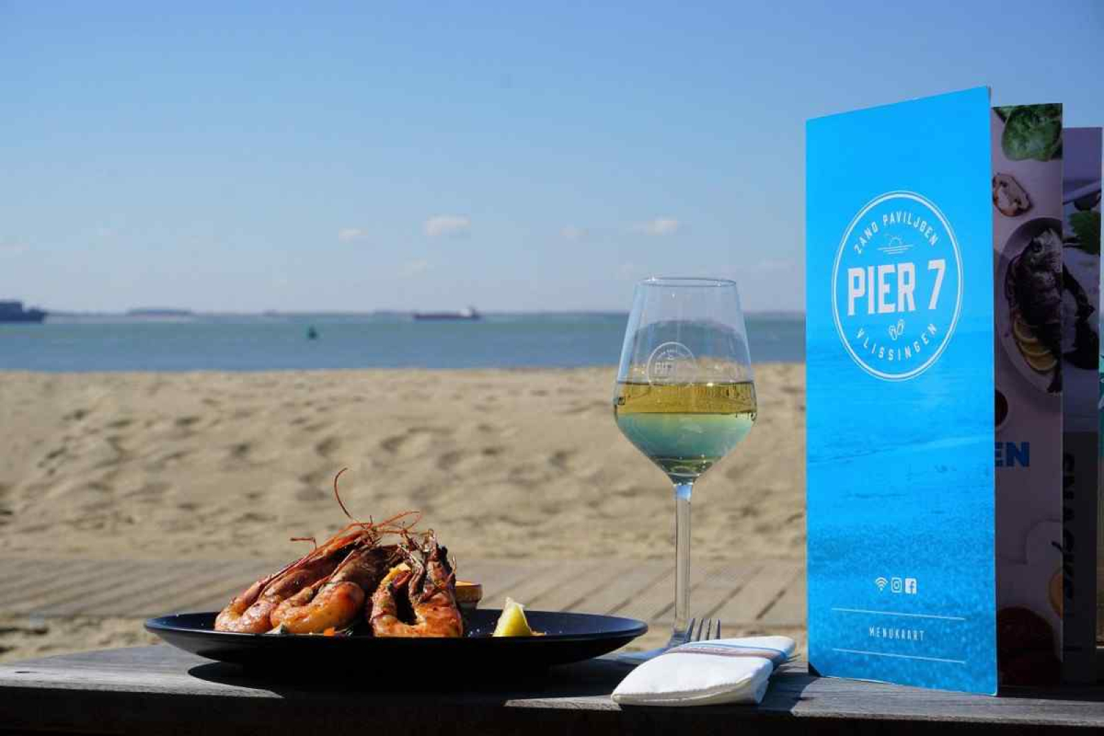 slapen-op-het-strand-in-een-mooi-5-persoons-beachhouse-in-vlissingen-met-eigen-terras