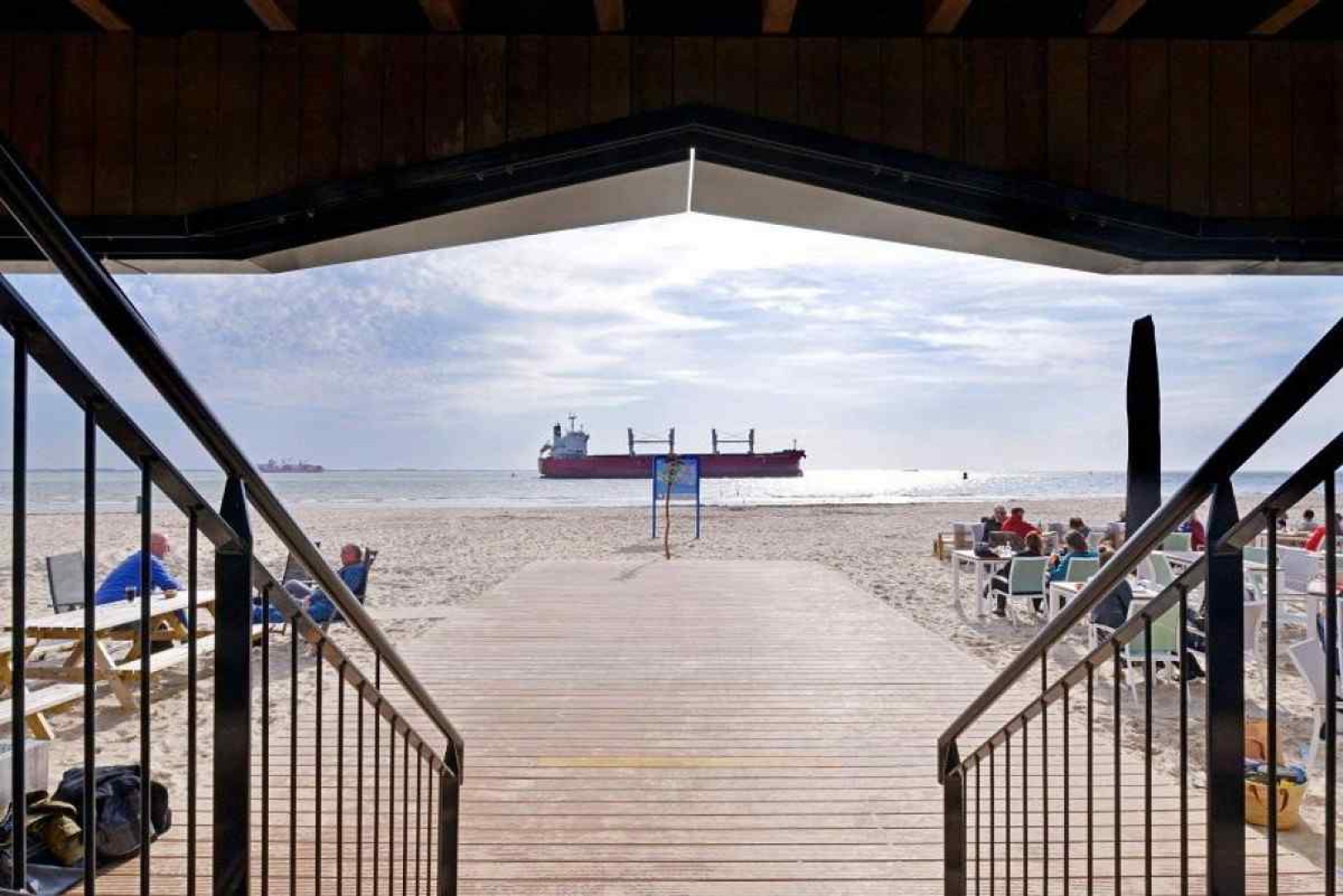 slapen-op-het-strand-in-een-mooi-5-persoons-beachhouse-in-vlissingen-met-eigen-terras