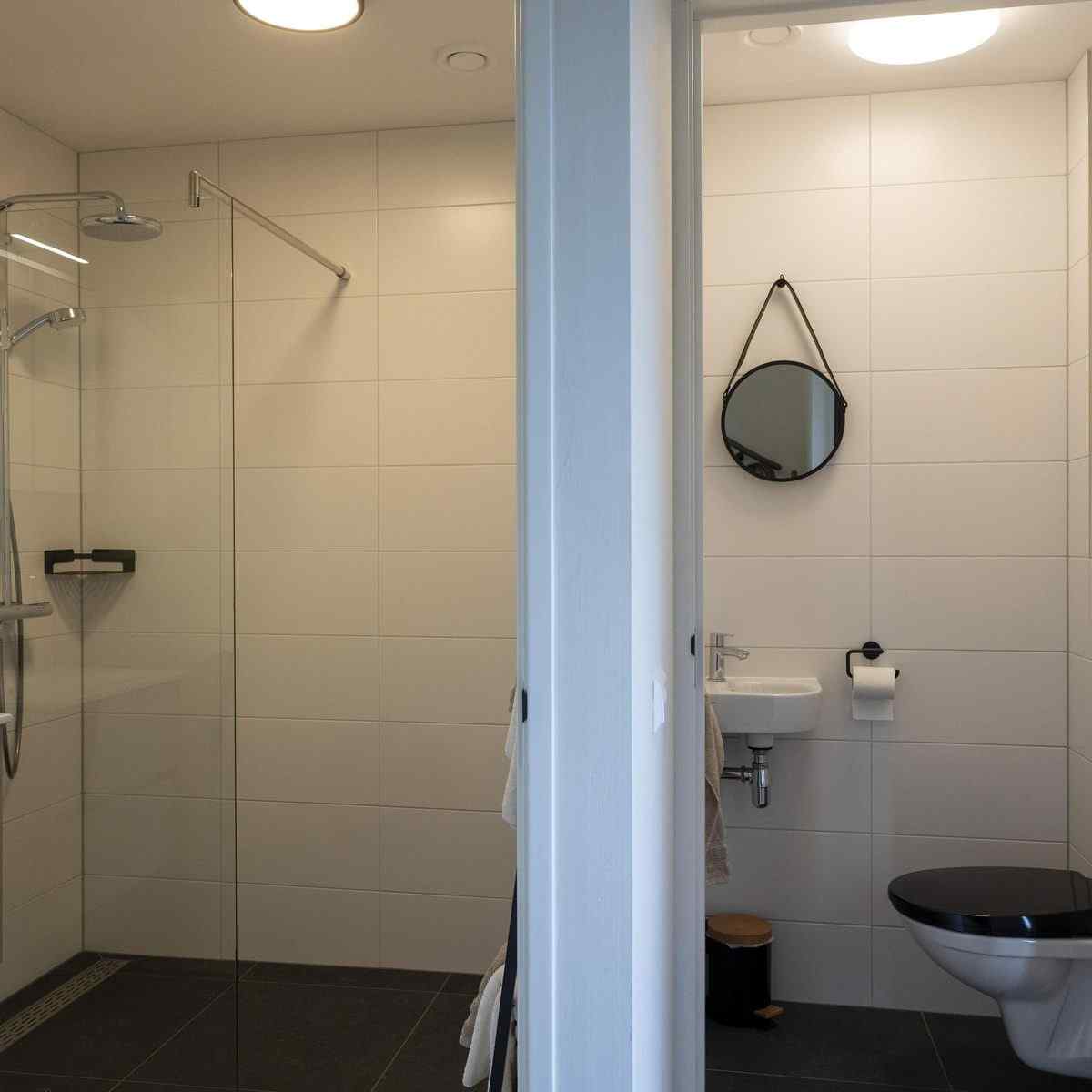 geschakeld-10-persoons-vakantiehuis-aan-het-water-in-roelofarendsveen