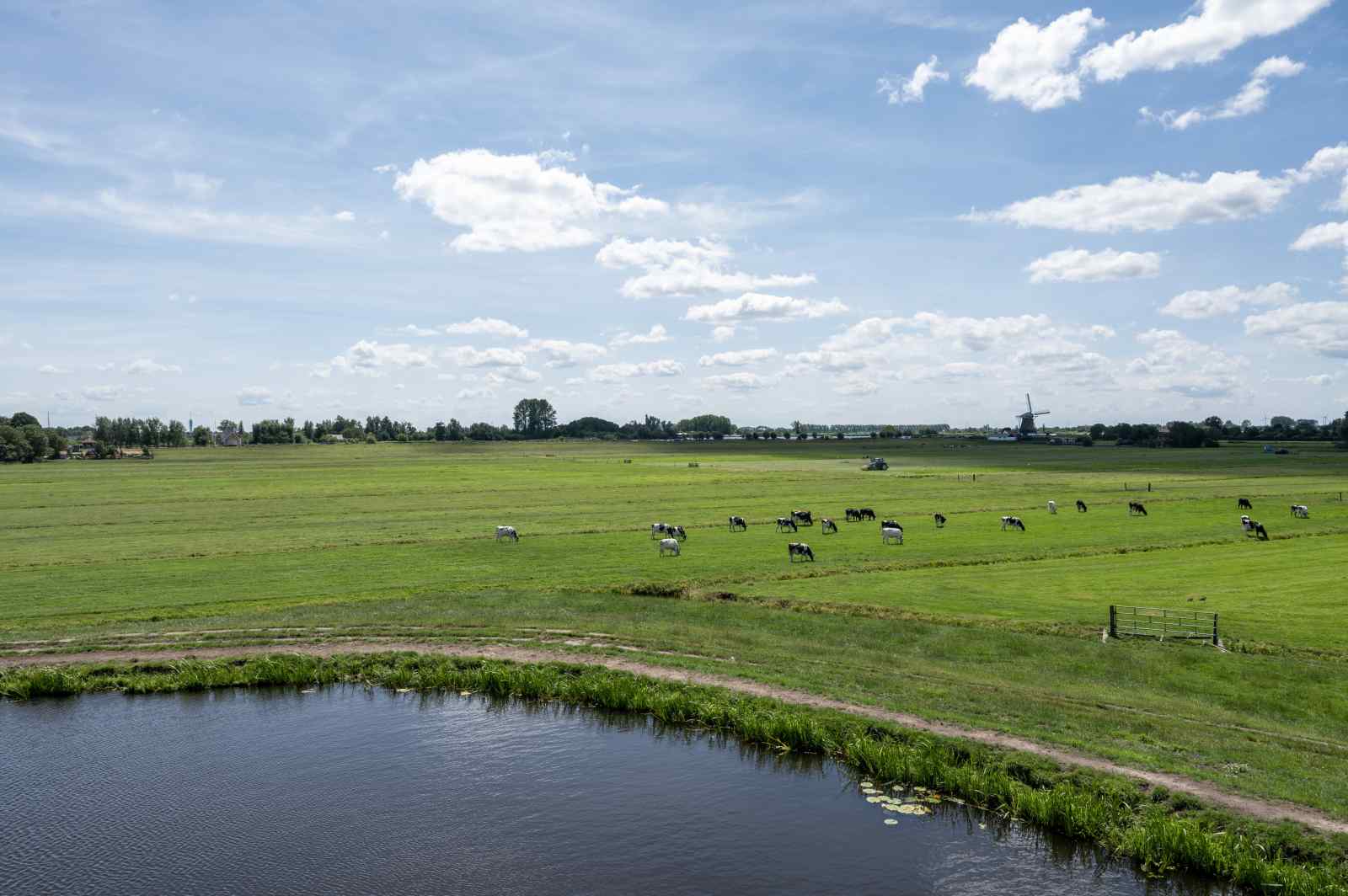 geschakeld-10-persoons-vakantiehuis-aan-het-water-in-roelofarendsveen