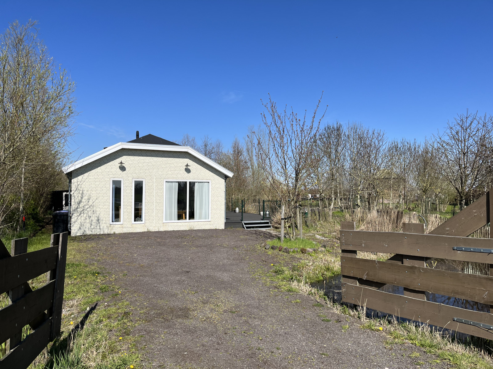 Vrijstaande 4 persoons chalet aan het water bij Alphen 