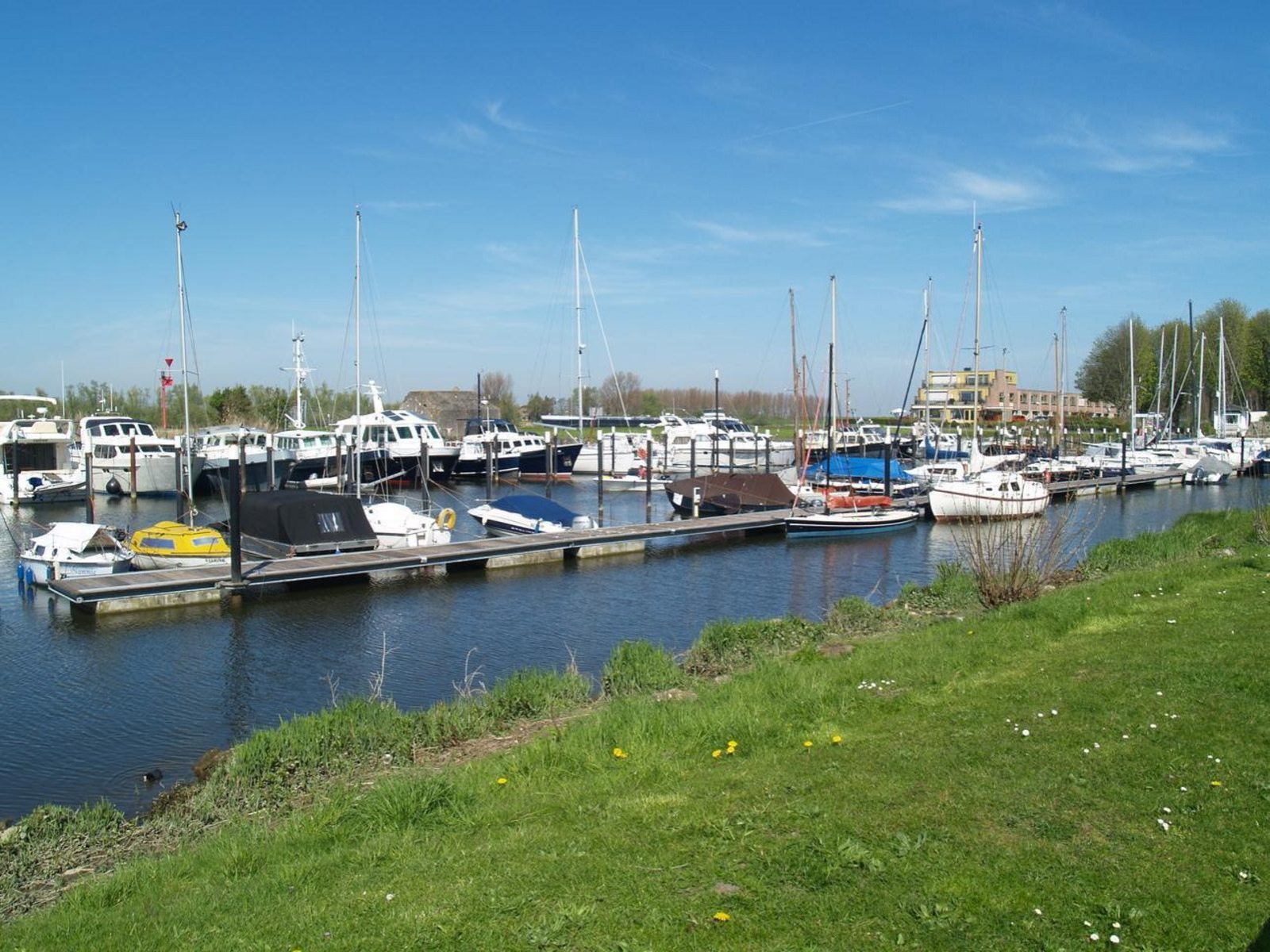 gezellig-4-persoons-chalet-bij-het-nationaal-park-de-biesbosch-nabij-dordrecht