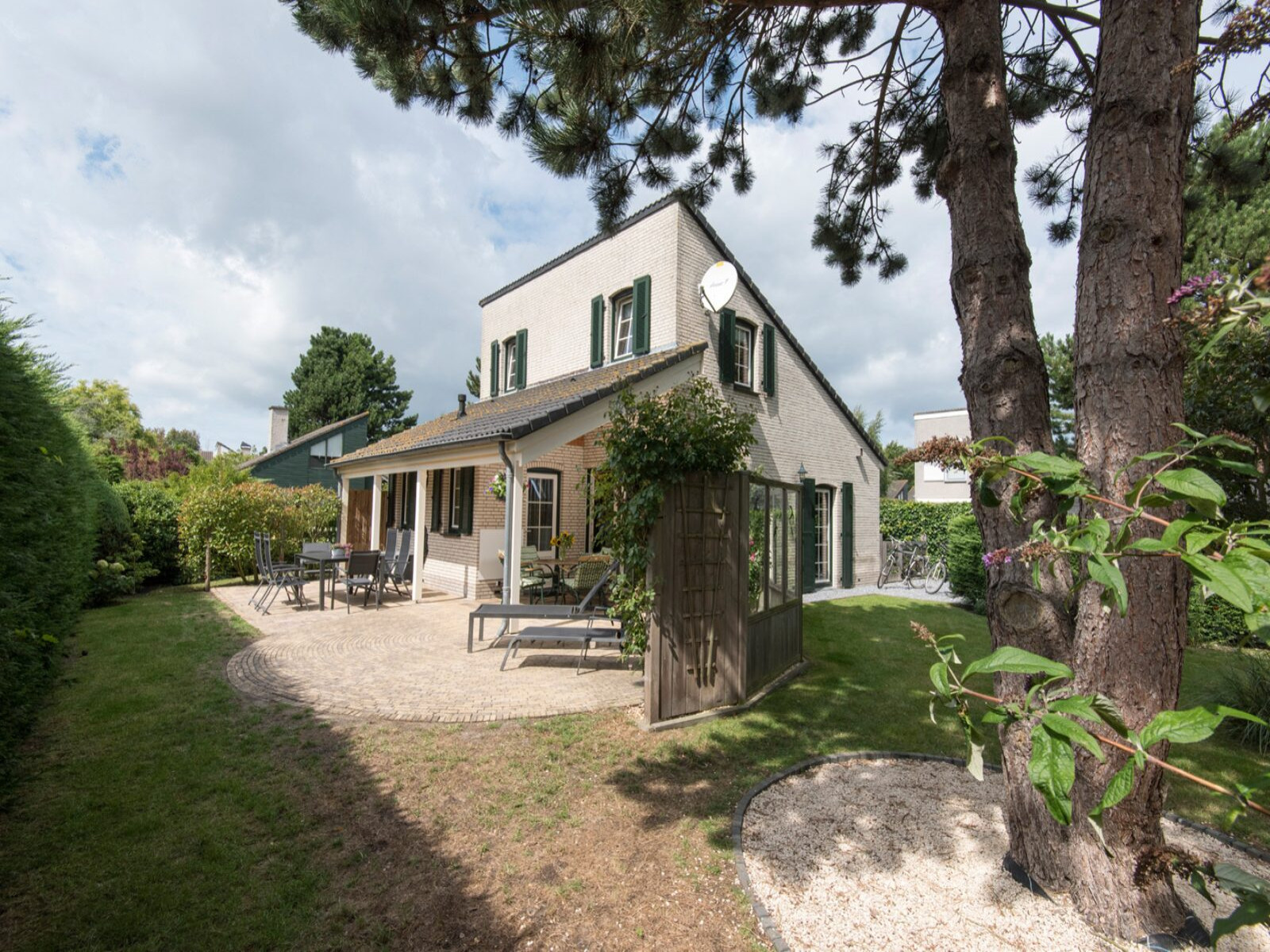 Heerlijk 6 persoons vakantiehuis met grote tuin, vlakbi