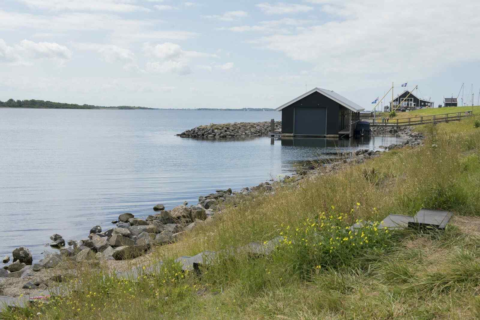 luxe-6-persoons-vakantiehuis-met-grote-tuin-vlakbij-het-strand-en-het-mooie-ouddorp