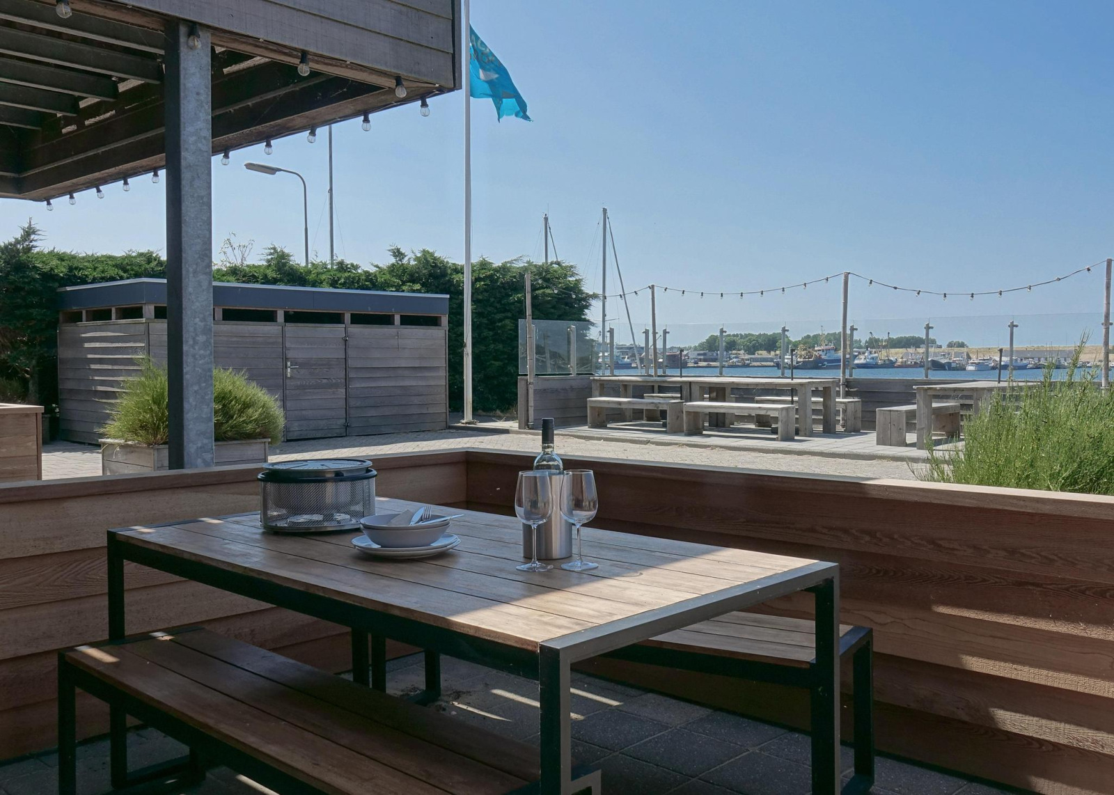 luxe-2-persoons-suite-in-stellendam-met-priveterras-en-prachtig-uitzicht-over-de-haven