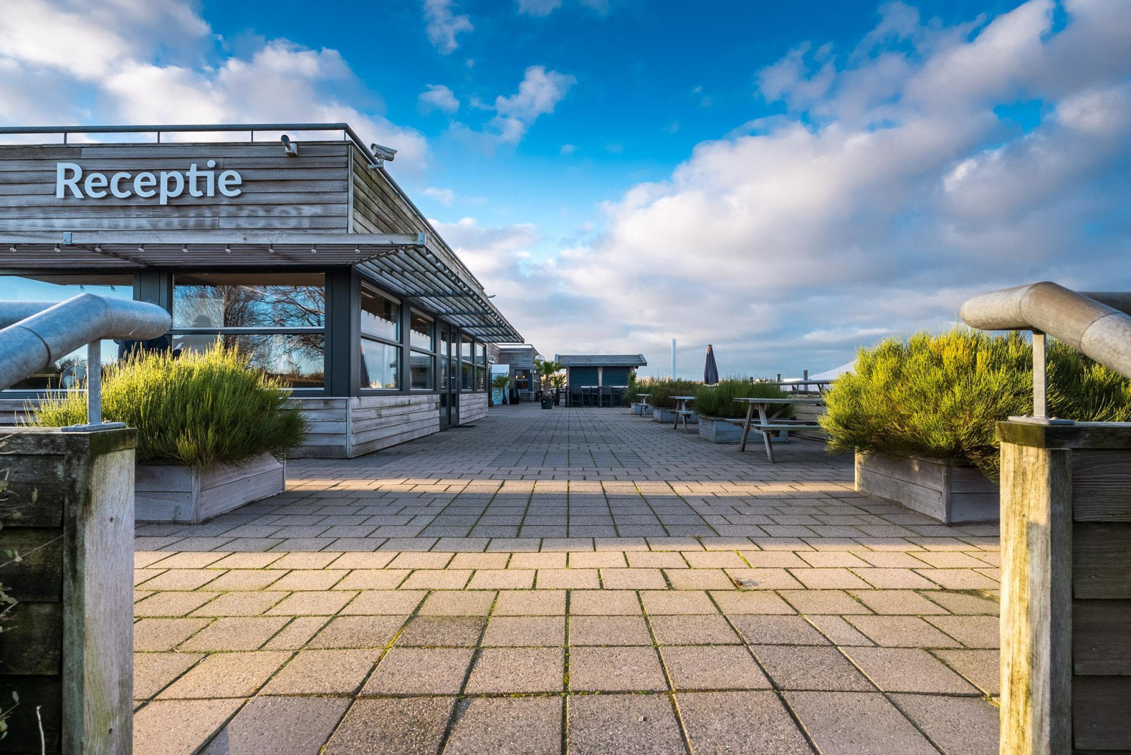 luxe-2-persoons-suite-in-stellendam-met-priveterras-en-prachtig-uitzicht-over-de-haven