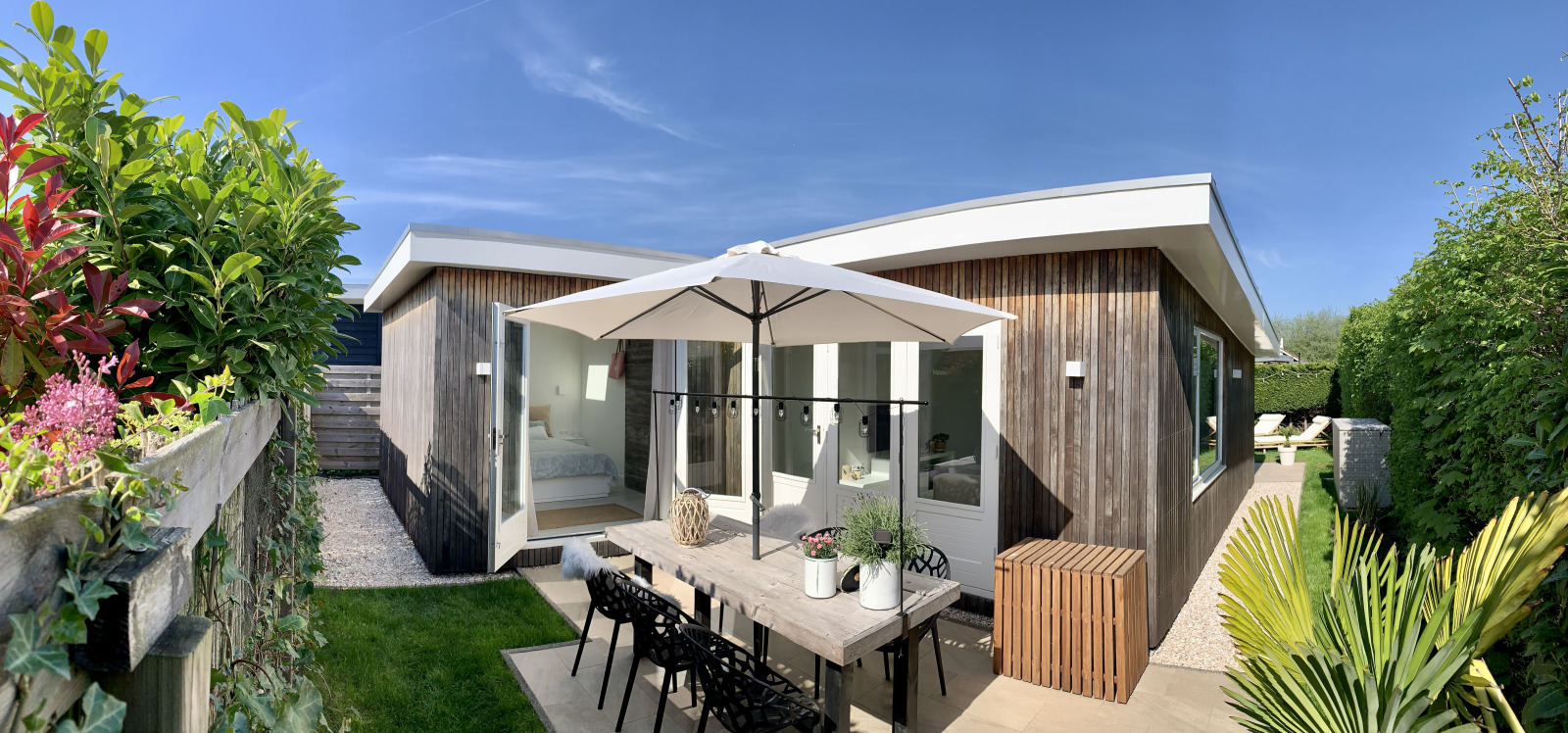 Moderne 4 persoonsbungalow met ruime tuin en buitendouc