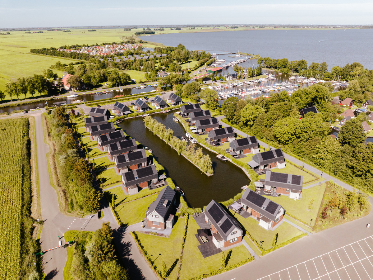 Luxe vrijstaande 8 persoons Watervilla direct gelegen aan het Slotermeer