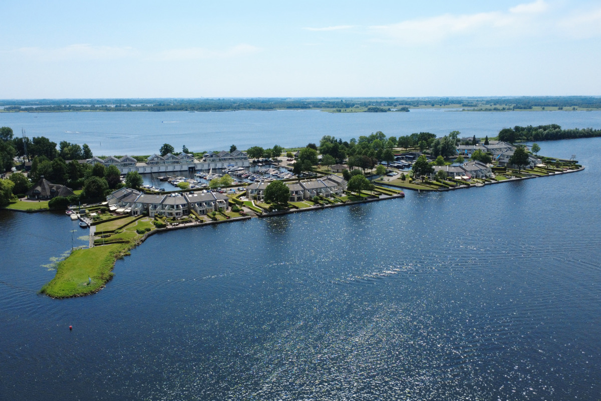 Modern, ruim 4 persoons appartement met eigen aanlegsteiger aan het water nabij Giethoorn